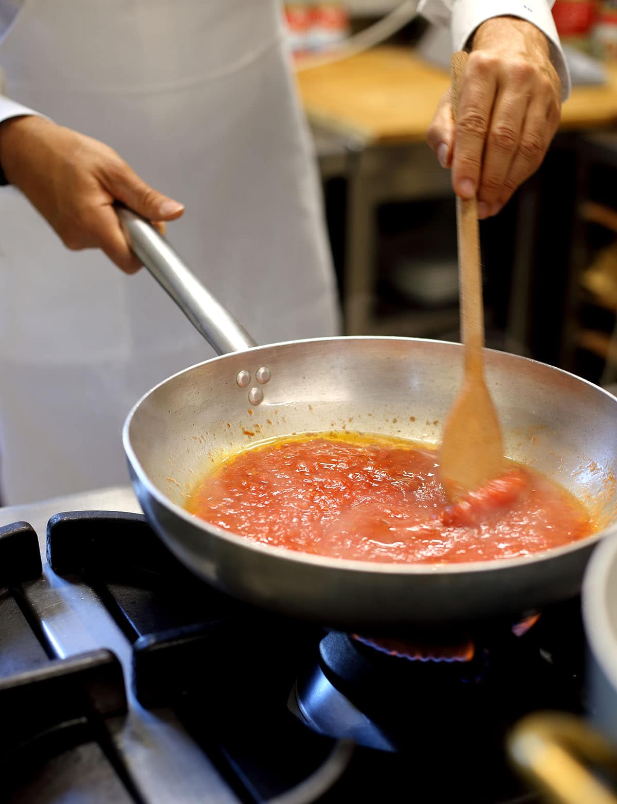 בישול רוטב עגבניות Mutti